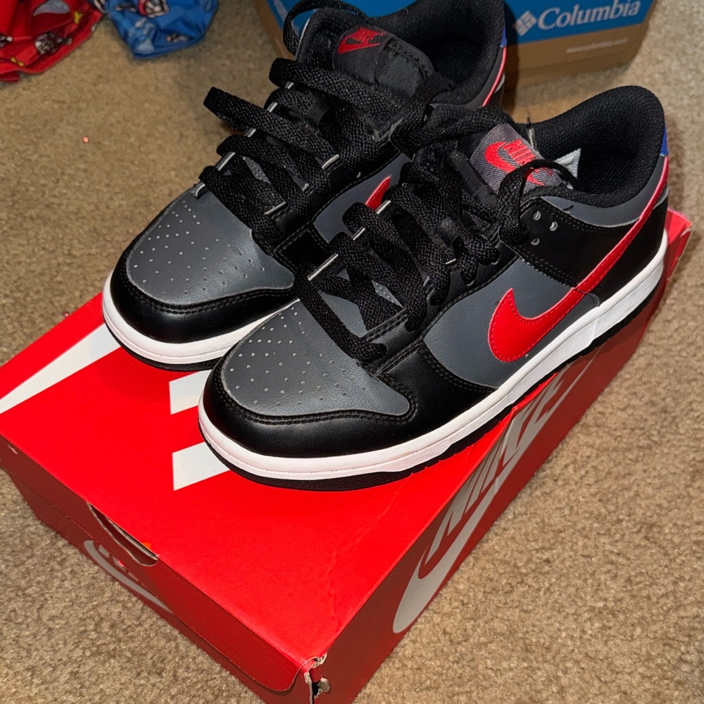 Nike dunk low gs Black grey red and white kids boys sneakers shoe like new